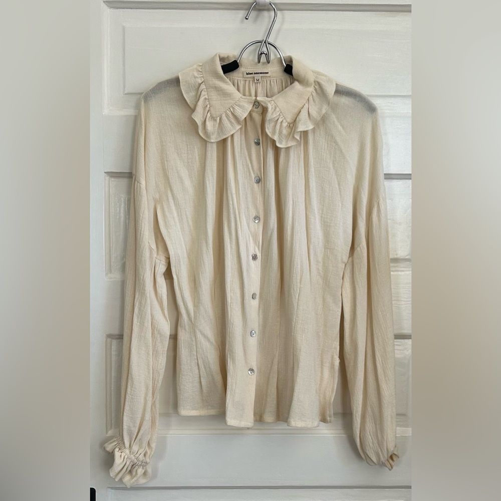 NWOT Ruffled Collar Long-Sleeve Women's Blouse in Cream, size M